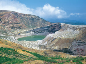 No.990004 蔵王・御釜