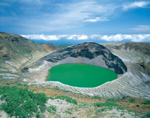 No.990017 蔵王・御釜